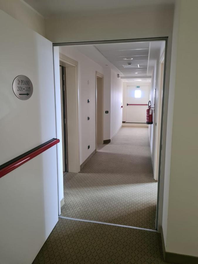 Elysium Hotel Raya Mediglia Екстер'єр фото