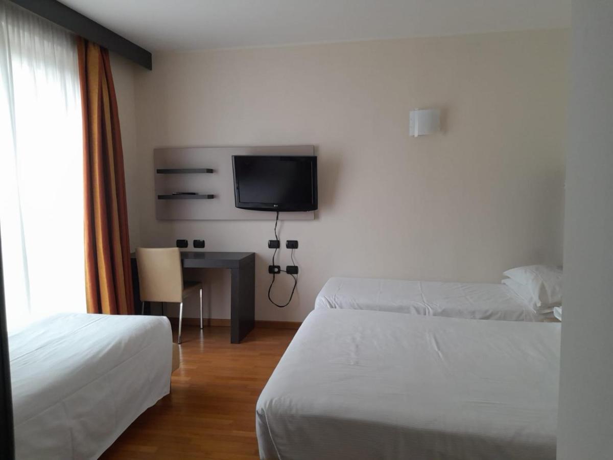 Elysium Hotel Raya Mediglia Екстер'єр фото